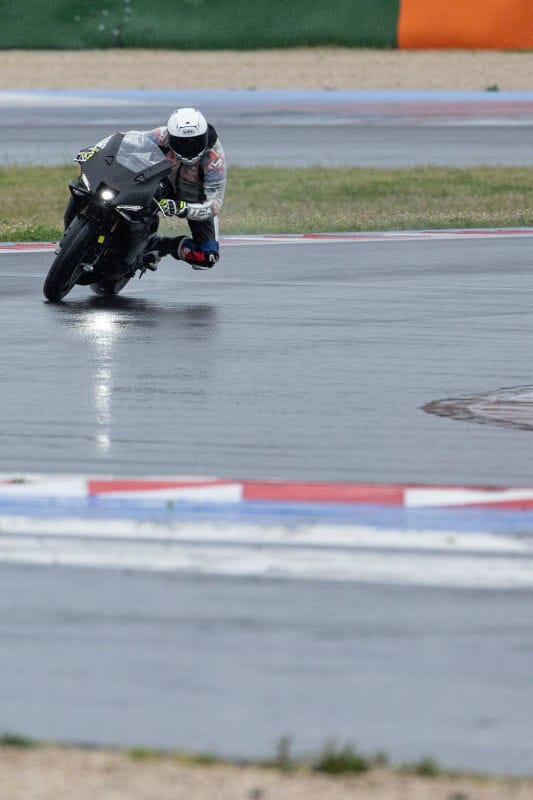 Bagnata e sottomessa: no, non è un porno anni 80 ma il primo test con la nuova Yamaha R9